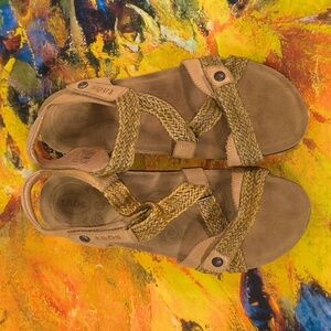 Taos Footwear Trulie Sandals Featuring Woven Leather Straps US 9-9.5